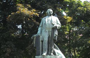 Rzeźby na placu Deák Ferenc