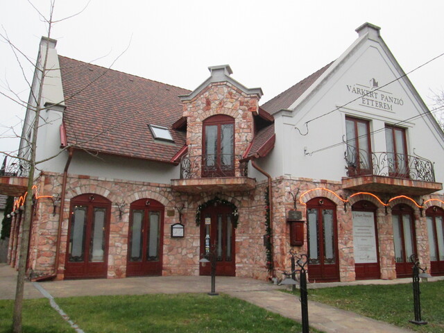 Diósgyőri Várkert Pension*** and Restaurant