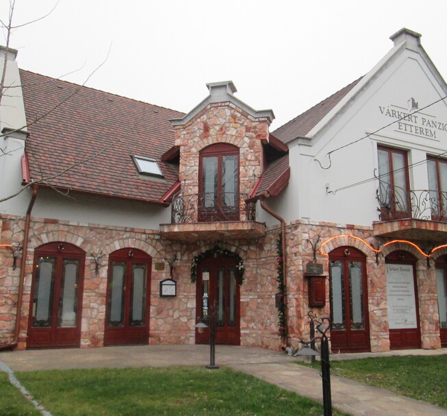 Diósgyőri Várkert Pension*** and Restaurant