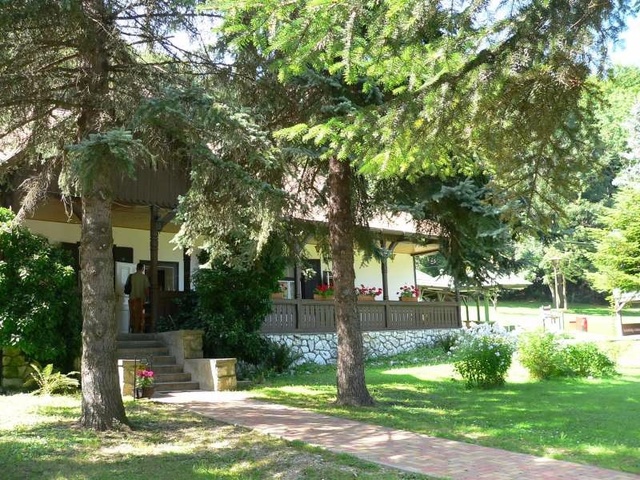 Jávorkúti Étterem és Panzió és Ifjúsági szállás (Pension, Restaurant and Youth Hostel)