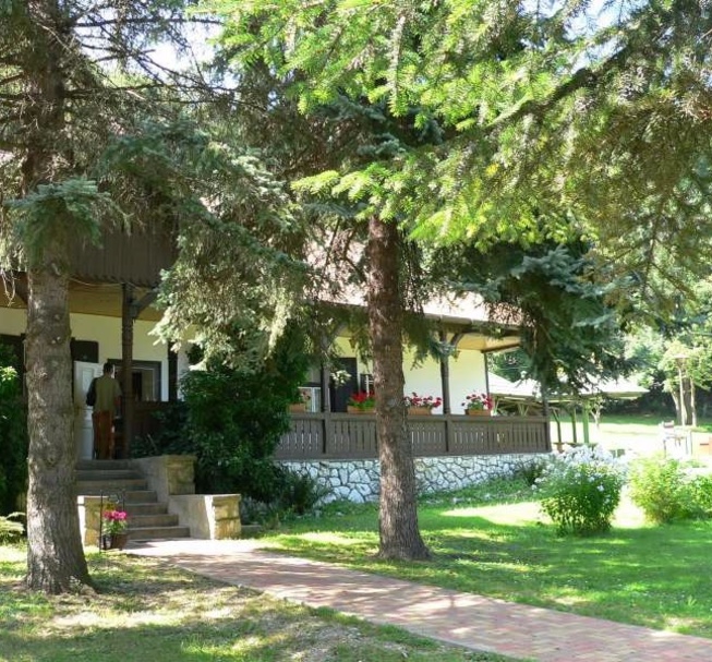 Jávorkúti Étterem és Panzió és Ifjúsági szállás (Pension, Restaurant and Youth Hostel)