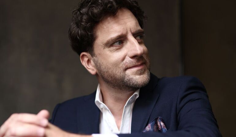 A magyar költészet napja – VersmindenÁRON - Sövegjártó Áron önálló estje - irodalmi– zenés, stand up est