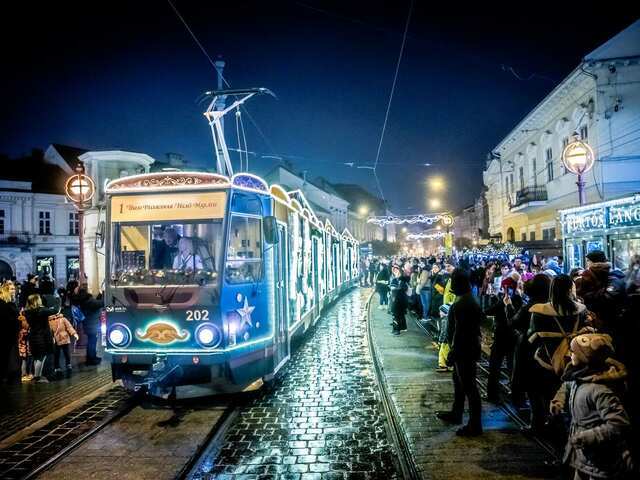 Mesebeli fényekkel tért vissza Miskolc ikonikus Adventi Villamosa