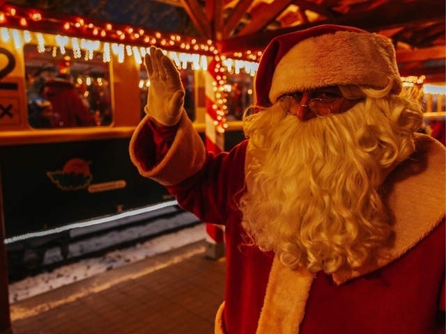 Újra elvarázsolja a családokat a jubiláló Mikulásvonat