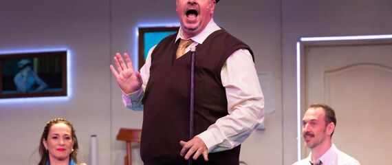 Csoportterápia - mjuzikelkámedi két részben